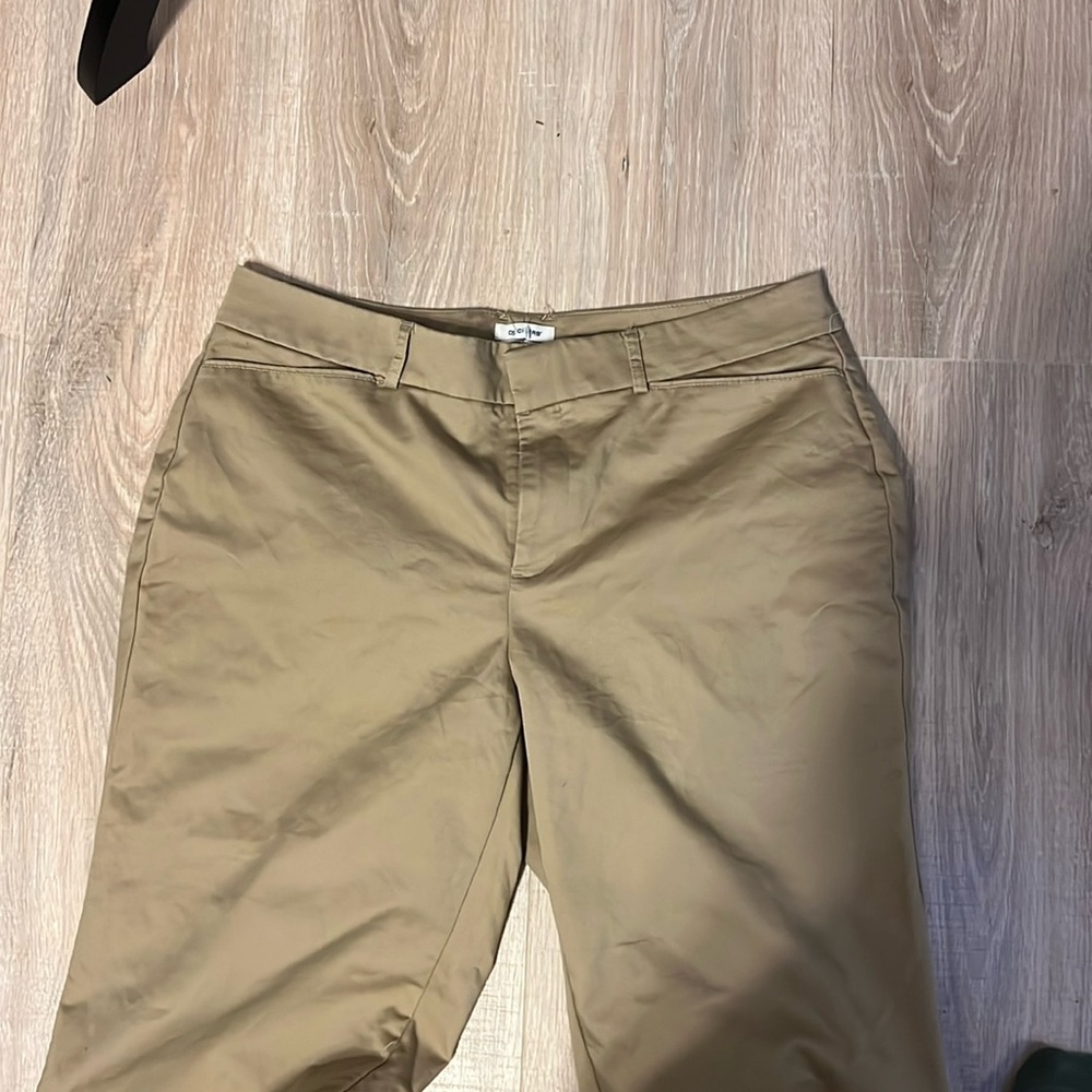 Dockers cropped pants. Faux rear pockets wide band for thicker belt
